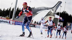 Alexandr Legkov (č. 3) a Maxim Vylegžanin si na ZOH v Soči jedou pro zlatou a stříbrnou medaili v závodu na 50 kilometrů. 