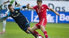 POLU HO KOLEM TEBE DO SÍT. Thomas Müller z Bayernu Mnichov pekonává gólmana...