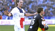 MÁM! Branká týmu Bastia Jean-Louis Leca (vpravo) chytil balón do rukavic ped...