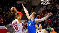 Momentka z basketbalového duelu mezi Pardubicemi (bílá) a Opavou