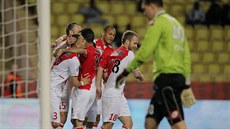 Hrái Monaka gratulují Dimitarovi Berbatovovi (vlevo) ke vstelení gólu do sít...