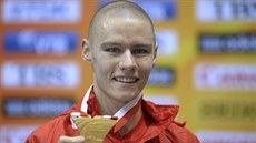 ZLATO. Pavel Maslák se chlubí zlatou medailí za triumf v bhu na 400 metr.