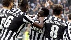JEDINÝ STŘELEC ZÁPASU. Záložník Juventusu Turín Kwadwo Asamoah (uprostřed) svým...
