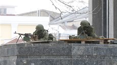 Ozbrojenci hlídají krymský parlament v Simferopolu (1. bezna 2014).