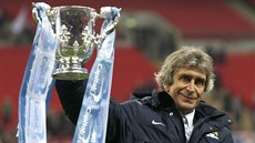 JE NÁ�. Manuel Pellegrini, trenér Manchesteru City, s trofejí pro vít�ze...