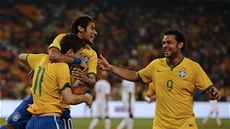 BRAZÍLIE SLAVÍ. Z gólu proti JAR se radují Neymar (naho�e), Oscar (pod ním) a