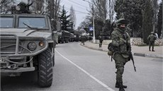 Ozbrojenci v neoznaených uniformách pijídí do Balaskavy na pedmstí