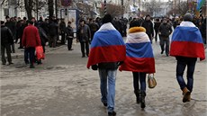 Prorutí obyvatelé krymského Simferopolu prochází mstem demonstrativn