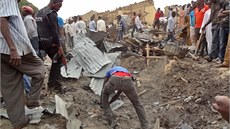Lidé ve mst Maiduguri prohledávají místo, kde v sobotu vybuchly dv náloe