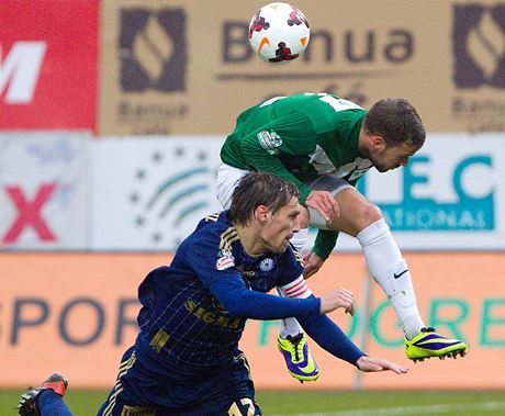 VZDUNÝ SOUBOJ. Vý vyskoil Filip Novák z Jablonce, pod ním je olomoucký Ale