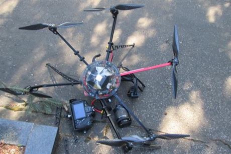 Dron, který spadl ve stedu v poledne na Ústední hbitov v Brn.