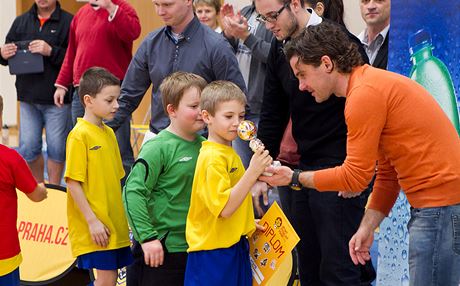 Karol Kisel rozdává malým fotbalistm ceny po vyvrcholení Dtského poháru. 