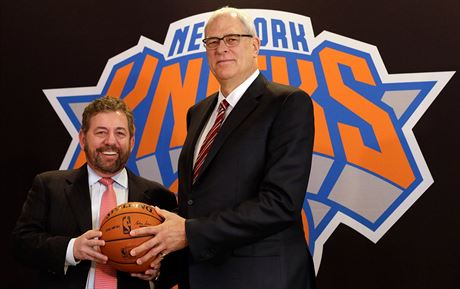 Phil Jackson (vpravo) pebírá NY Knicks coby nový prezident. V této roli stídá