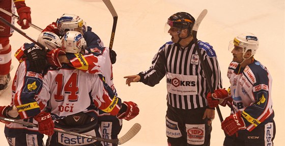 Gólová radost pardubických hokejist v utkání se Slavií.