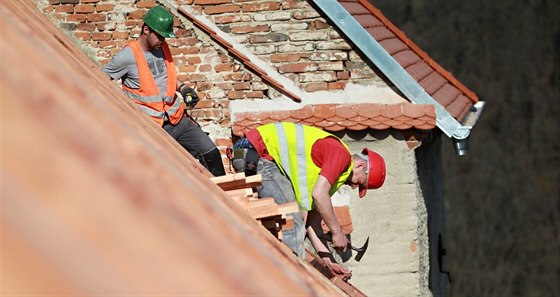 Řemeslníci opravují v Dolních Kounicích střechu renesančního zámku.