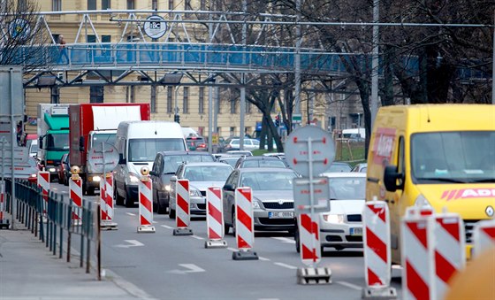 Při několikaměsíční opravě ulice Milady Horákové se v jejím okolí tvořily kolony. Nyní se situace opakuje.