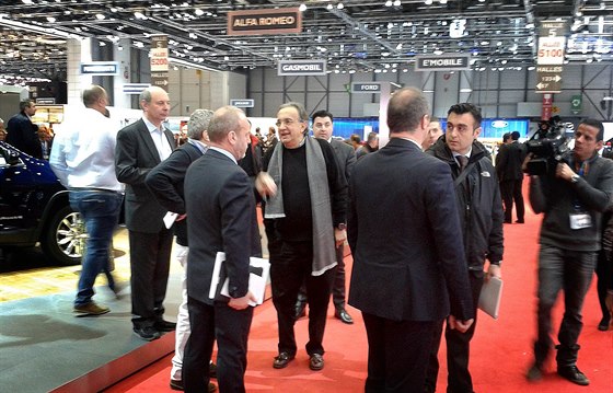 Sergio Marchionne (se álou uprosted) na autosalonu v enev