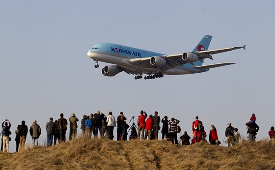 Naposledy byl A380 na Ruzyni plánovan v barvách Korean Air. Letos piletí s Emirates.