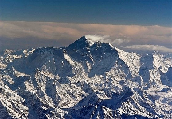 Vrcholem nejvyšší hory světa Mount Everestu prochází hranice mezi Čínou a...