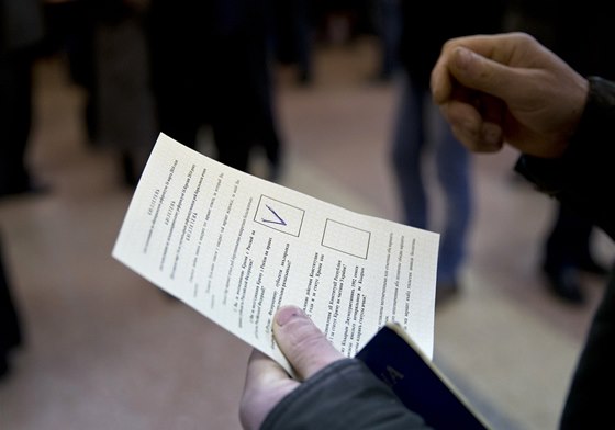 Lidé hlasují v referendu v krymském Simferopolu (16. března 2014).