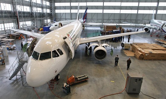 Pohled do haly opravny letadel Job Air Technic na monovském letiti.