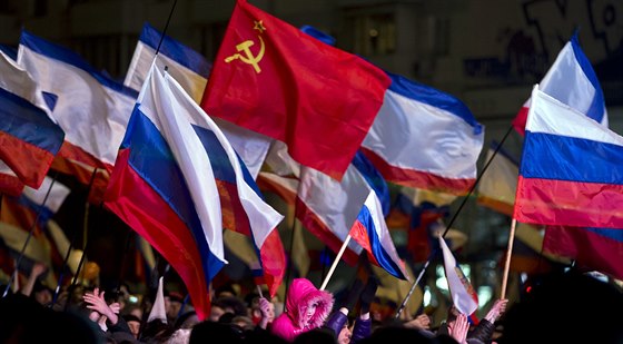 Krymská, ruská, sovtská. Vlajky nad Simferopolem po referendu, v nm se...