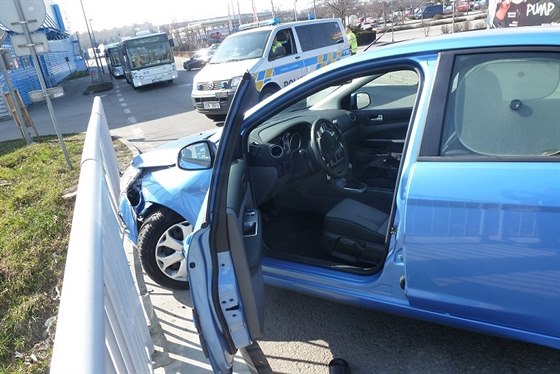 Ford skonil ve svodidlech mstku u supermarket poblí Strakonické ulice v...