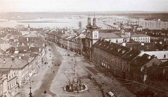 Pohled z Bílé věže na rozvodněnou Orlici v roce 1885. Fotografie z knihy...