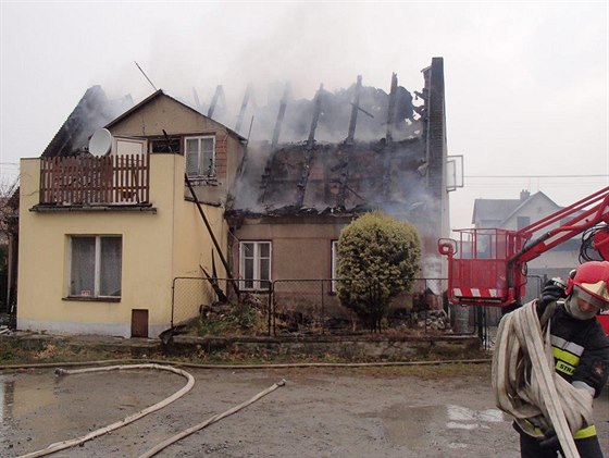 Poltí a etí hasii spolen zasahovali napíklad u beznového poáru rodinného domu v Javorníku.