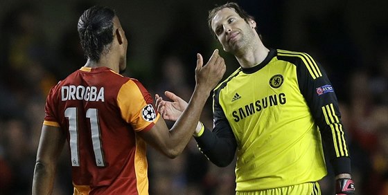 Petr ech (vpravo) z Chelsea a Didier Drogba z Galatasaray se zdraví po...