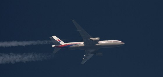 Boeing 777-200 společnosti Malaysia Airlines. Právě takový stroj se zřítil v březnu minulého roku neznámo kde.