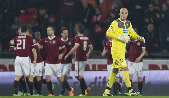 GÓL. Zatímco plzeský branká Petr Bolek soptí, sparantí fotbalisté se...