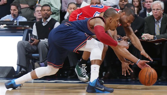 Randy Foye z Denveru (v modrém) a Willie Green z Los Angeles Clippers bojují o...