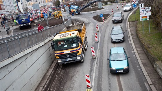 Nový povrch dostanou krom kruhových objezd i dalí úseky silnice I/33 mezi Náchodem a Vysokovem a také mezi Ametekem a Slánským mostem v Blovsi.