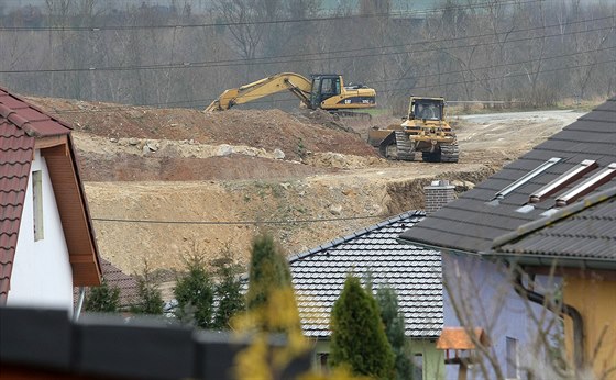 Hromady hlíny v plzeské ásti Lhota zaaly v polovin bezna rozhrnovat a válcovat stavební stroje.