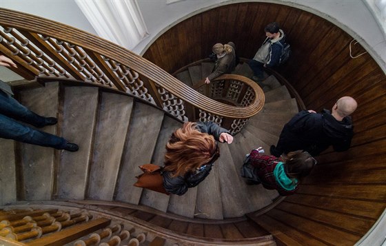 Návštěvníci zámku mohou spatřit například dřevěné schodiště od architekta...