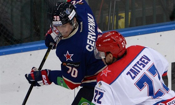 Roman ervenka (vlevo) z Petrohradu v souboji s Nikitou Zajcevem z CSKA Moskva.