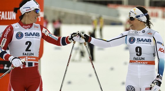 Vítzná Norka Marit Björgenová se v cíli zdtaví s druhou Charlotte Kallaovou ze...