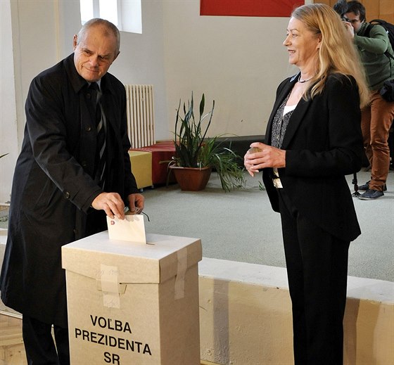 Kandidát na slovenského prezidenta Milan Kako s manelkou Eugenií odevzdali