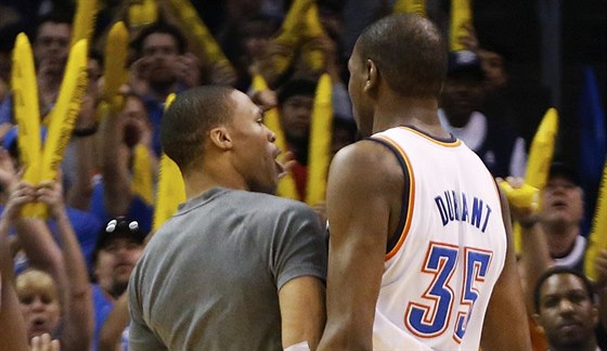 Oklahoma City pinutilo Houston k time-outu. Russell Westbrook (vlevo) a Kevin...