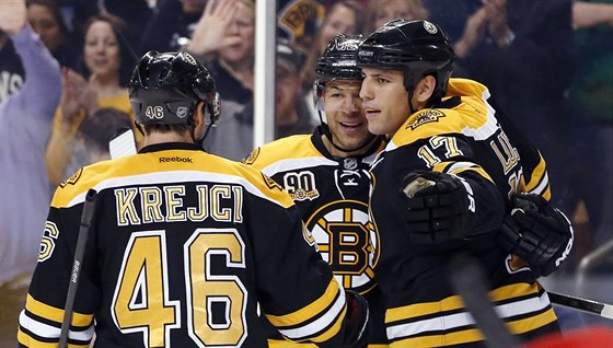 David Krejí, Jarome Iginla a Milan Lucic (zleva) slaví gól Bostonu.