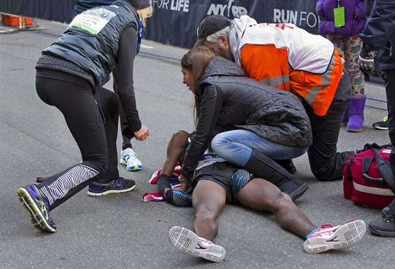 Britský vytrvalec Mo Farrah zkolaboval v cíli Newyorského plmaratonu.