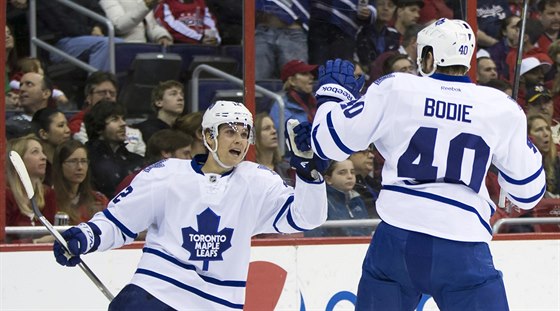 Mason Raymond (vlevo) a Troy Bodie slaví gól Toronta.