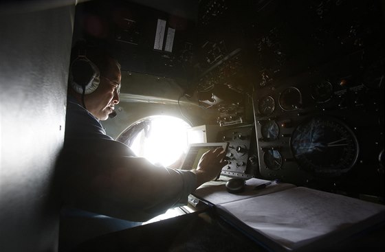 Kapitán Duong Van Lanh z vietnamského letectva pátrá po zmizelém malajsijském...