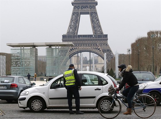 Sudá, nebo lichá? Policista kontroluje doklady v den, kdy v Paříži směly jezdit jen auta s lichým číslem poznávací značky. Takové opatření se často používá pro omezení provozu ve městech pro snížení znečištění ovzduší.