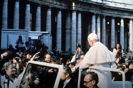 Mehmet Ali Agca (na snímku zcela vlevo) se snaží zastřelit papeže Jana Pavla...