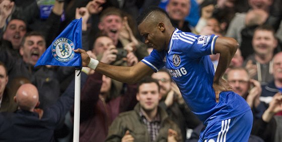 STAEEK. Samuel Eto'o z Chelsea svérázn oslavuje gól proti Tottenhamu.