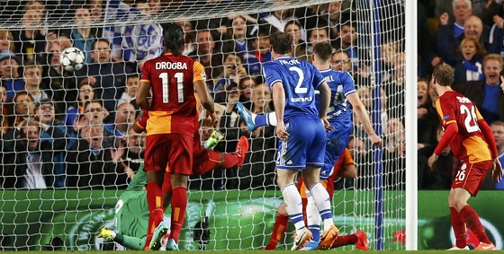 DRUHÝ GÓL CHELSEA. Zblízka doráí mí do brány Galatasaraye stoper Gary Cahill