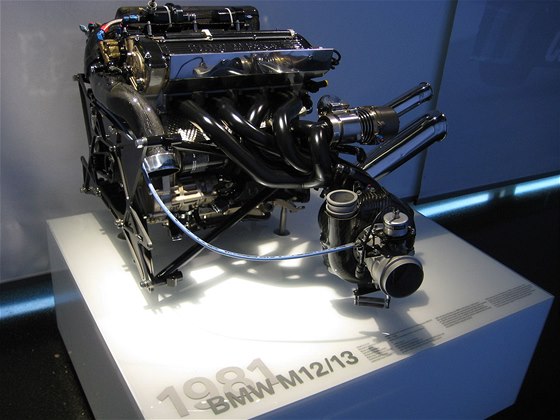 Přeplňovaný motor BMW M12/13 pro Formuli 1