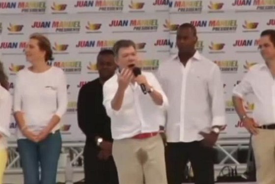 Kolumbijský prezident Juan Manuel Santos se pomoil pi projevu (bezen 2014).